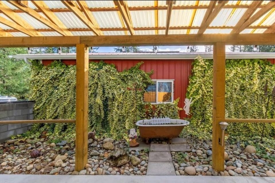 Little Bear's Bungalow; Log Cabin w/Mountain views Cabin in Washington