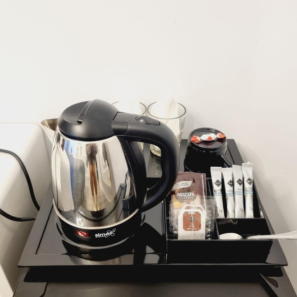 Coffee/tea facilities, City view