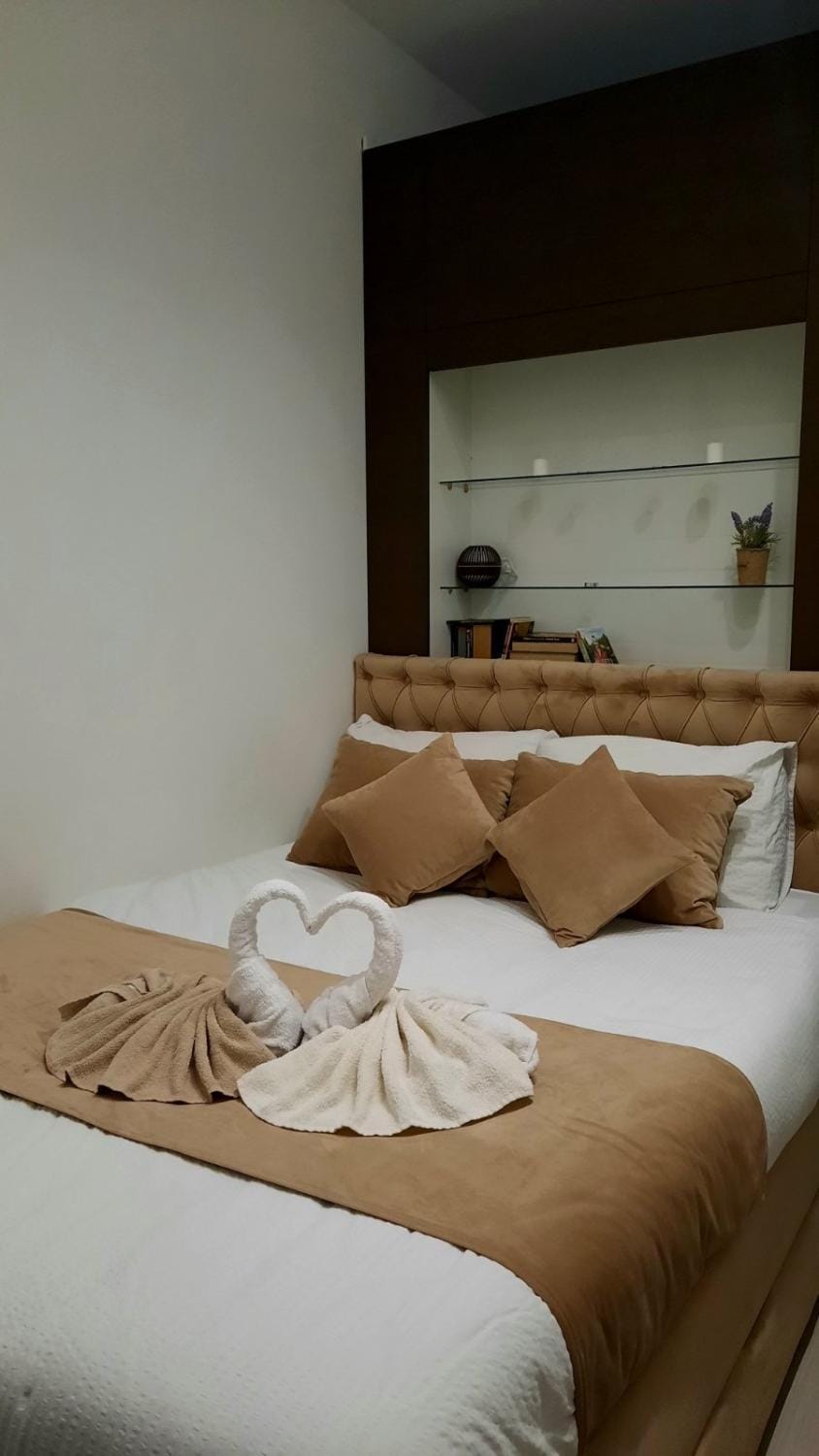 Bed, Bedroom, towels