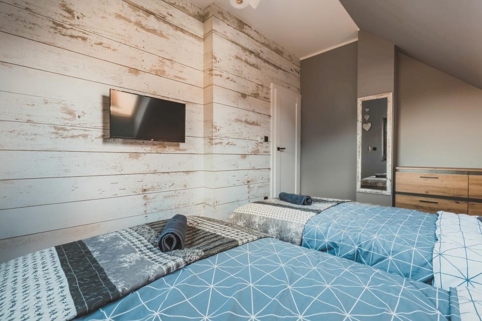 Bed, TV and multimedia, Photo of the whole room, Bedroom