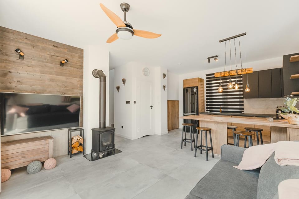 TV and multimedia, Kitchen or kitchenette, Living room, Seating area, Dining area