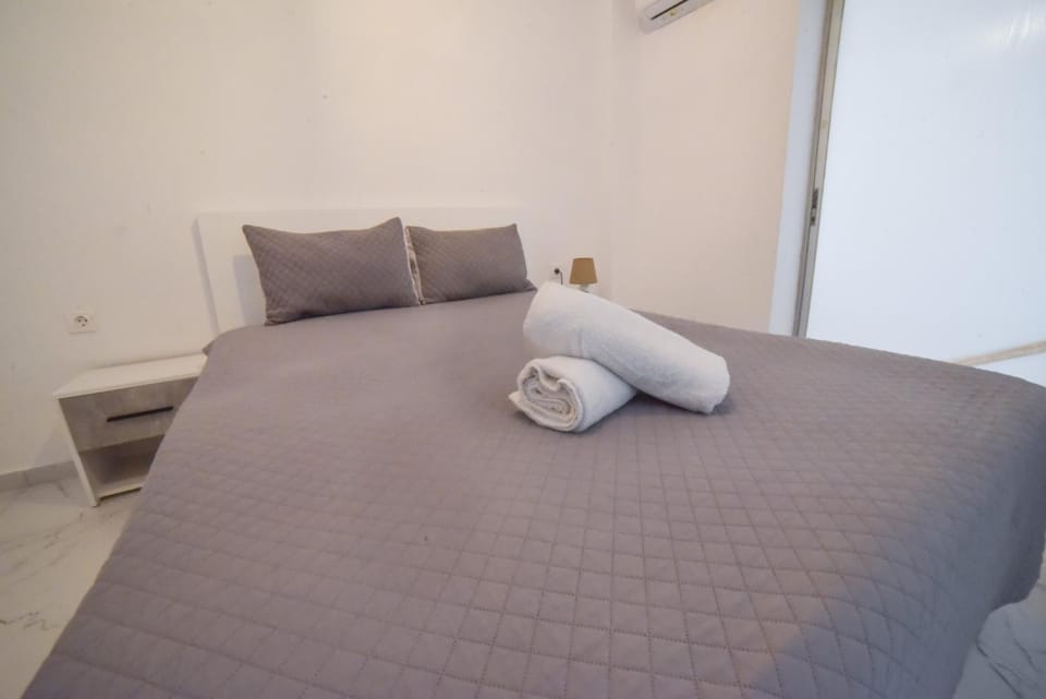 Bedroom, towels