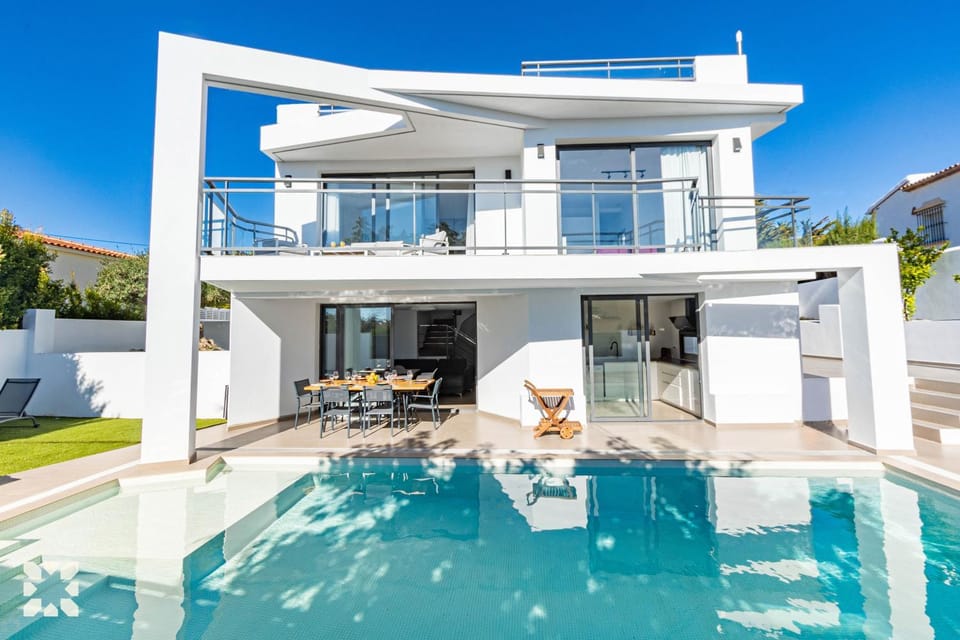 Property building, Patio, Day, View (from property/room), Balcony/Terrace, Pool view, Swimming pool, sunbed