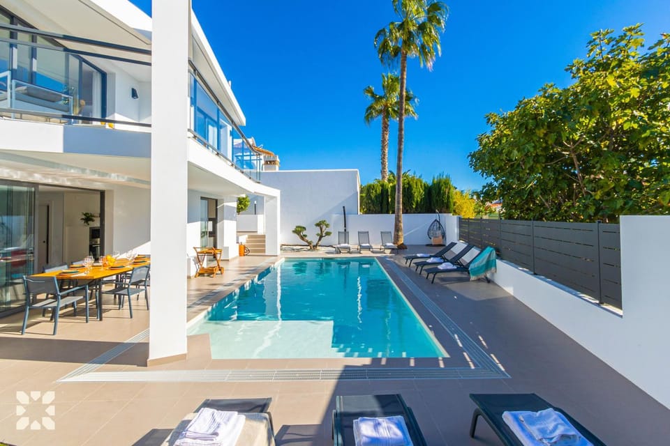 Property building, Patio, Communal lounge/ TV room, Day, Natural landscape, View (from property/room), Balcony/Terrace, Pool view, Swimming pool, Parking, sunbed