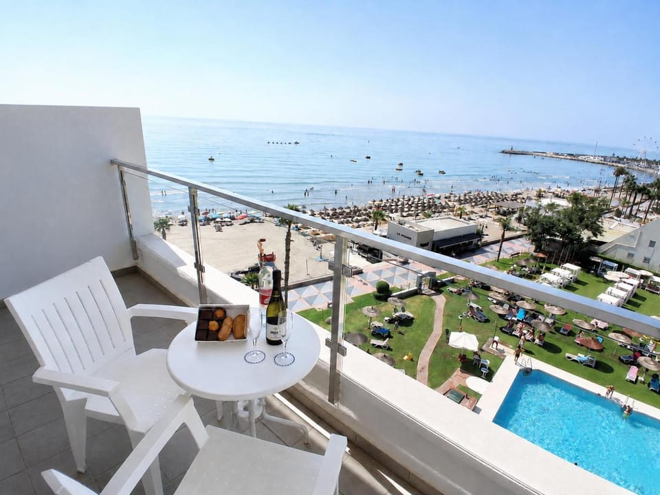 Pool view, Sea view