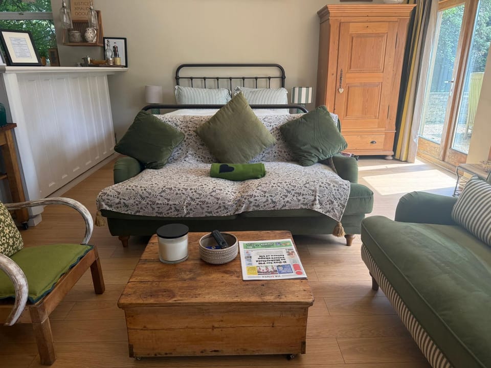 The Old Pool House, Stylish Large Studio in Private Country Estate with Air Con Apartment in England