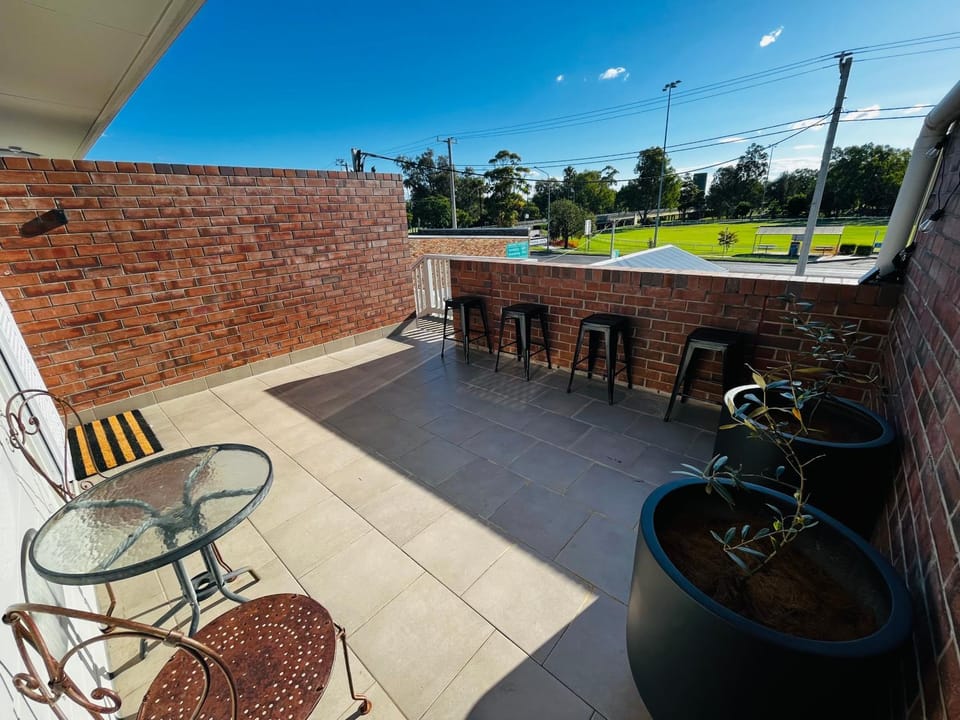 Property building, Facade/entrance, Garden, Balcony/Terrace, Seating area