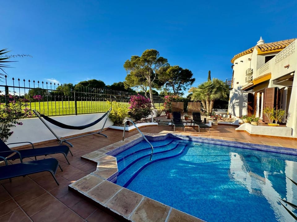 Property building, Patio, Day, Garden, Garden view, Pool view, Swimming pool, sunbed