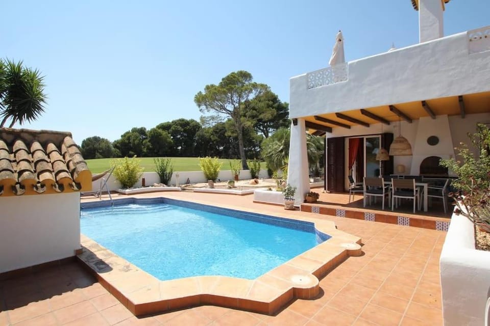Property building, Day, Garden, Pool view, Swimming pool