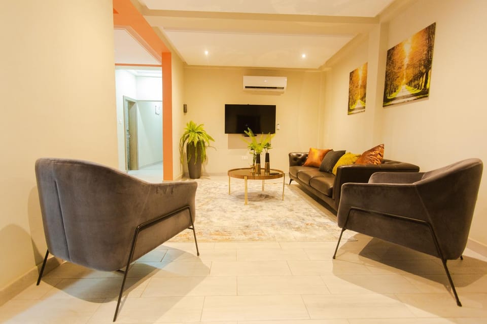 Communal lounge/ TV room, TV and multimedia, Living room, Seating area, air conditioner