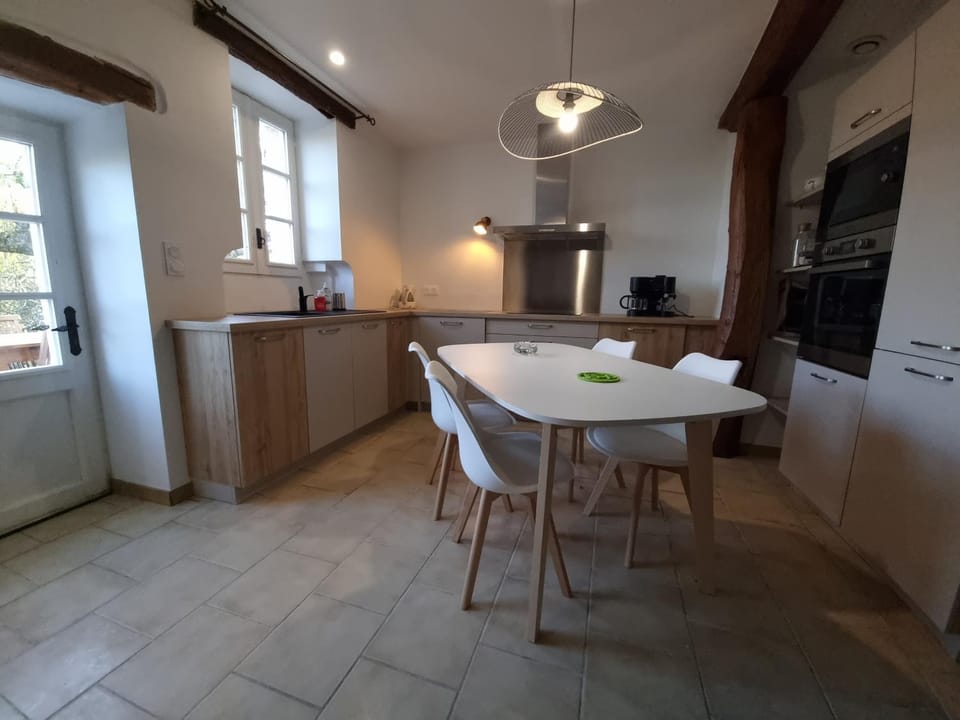 Kitchen or kitchenette, Dining area, dishwasher, minibar, pet friendly, stove
