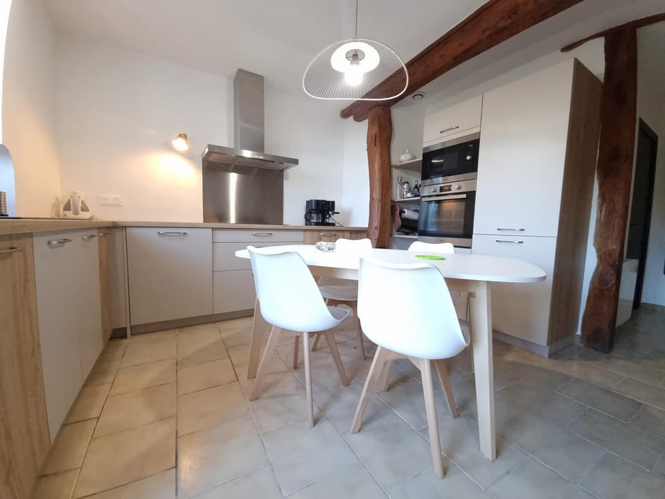 Kitchen or kitchenette, Dining area, minibar, pet friendly, stove