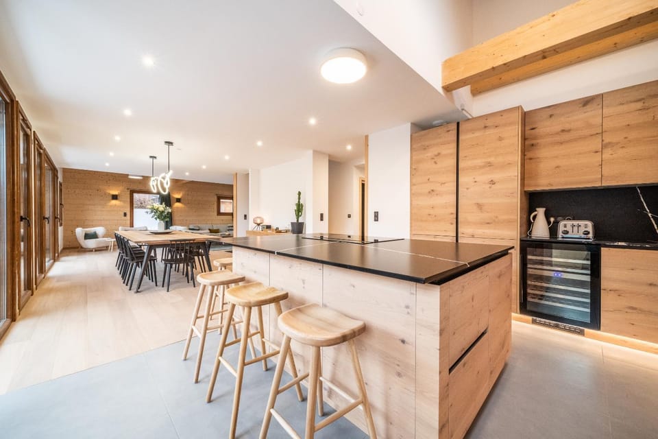 Kitchen or kitchenette, Dining area