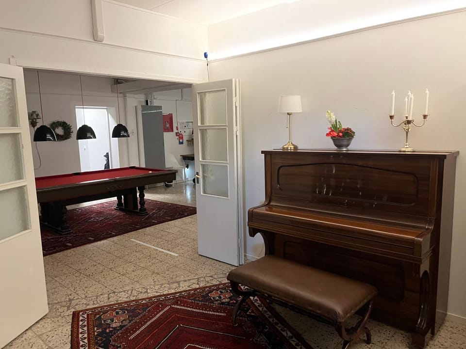 Communal lounge/ TV room