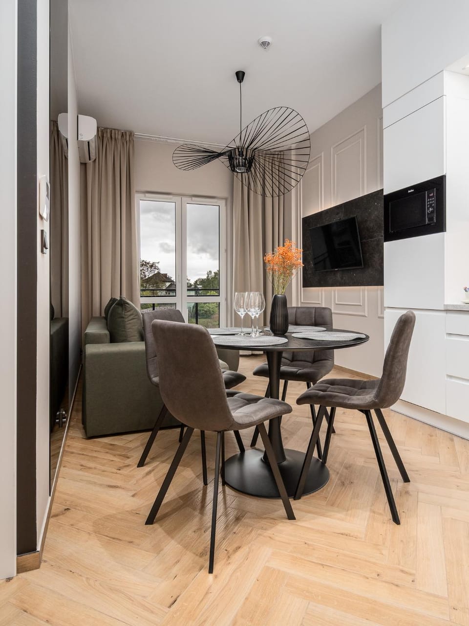 TV and multimedia, Kitchen or kitchenette, Living room, Seating area, Dining area