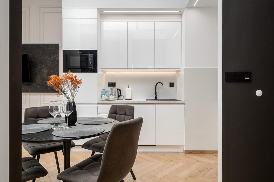 Kitchen or kitchenette, Dining area, stove