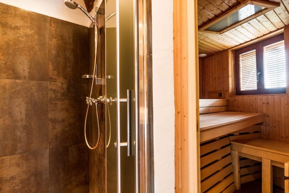 Shower, Sauna