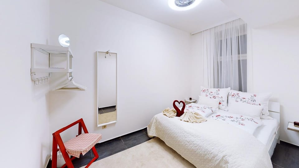Bed, Bedroom, towels