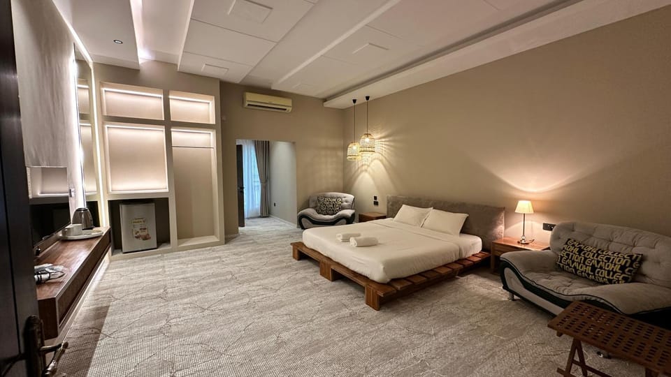 Bed, TV and multimedia, Bedroom