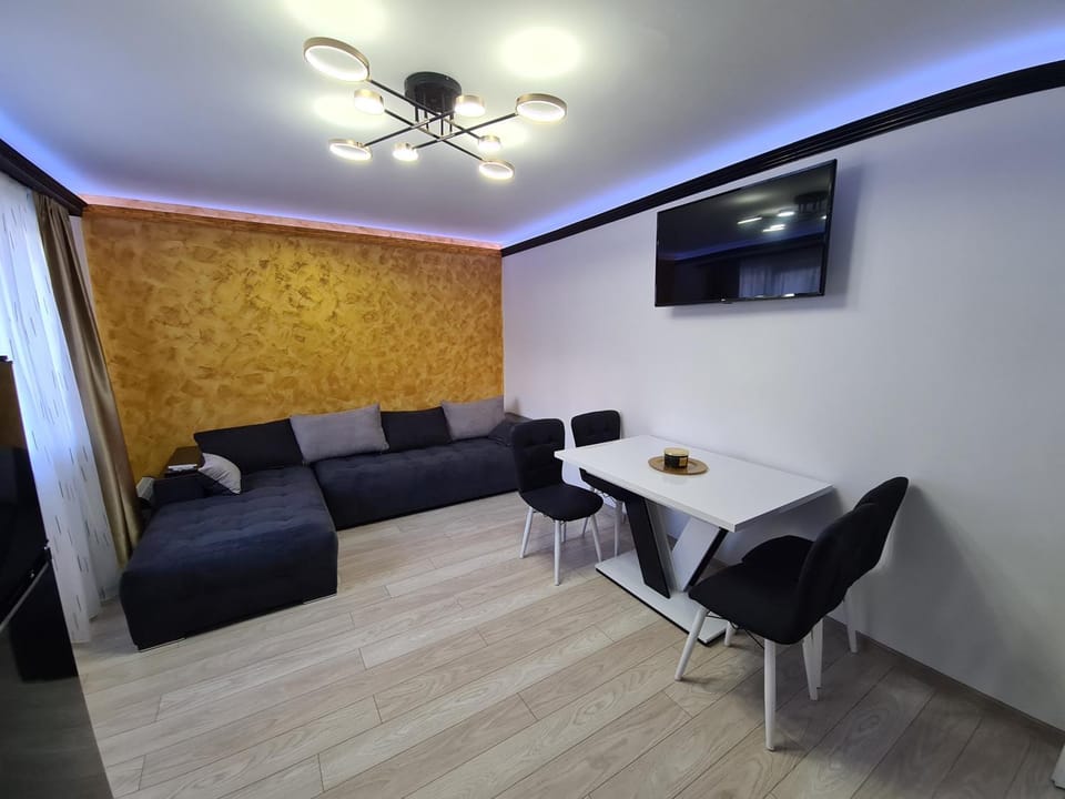Communal lounge/ TV room, TV and multimedia, Living room, Seating area, Dining area