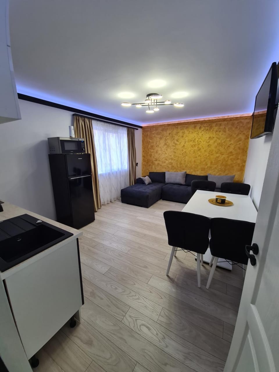 Communal lounge/ TV room, TV and multimedia, Living room, Dining area