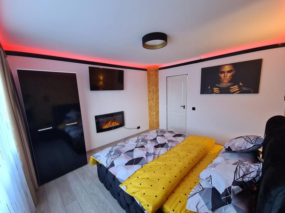Bed, TV and multimedia, Photo of the whole room, Bedroom