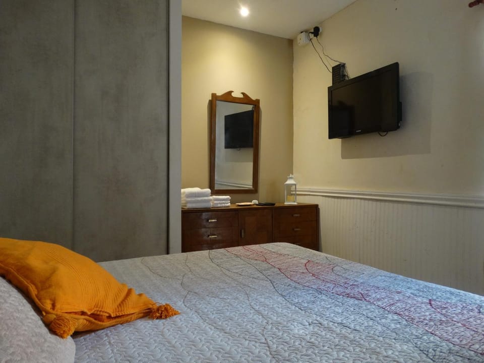 Bed, TV and multimedia, Photo of the whole room, Decorative detail, Bedroom, hair dresser