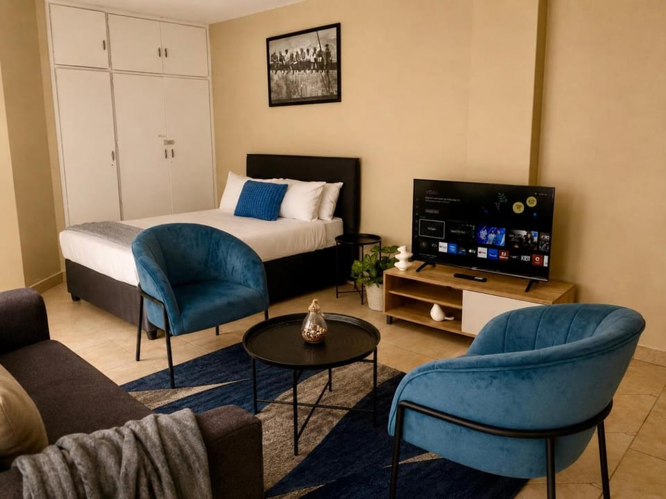 Bed, TV and multimedia, Seating area