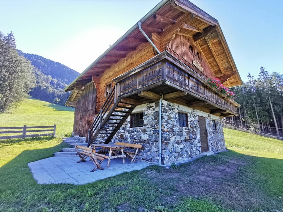 Property building, Natural landscape, Garden, Balcony/Terrace