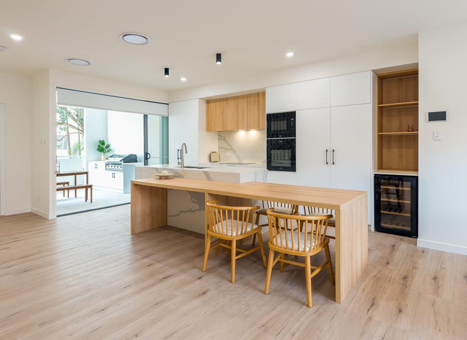 Kitchen or kitchenette, Dining area