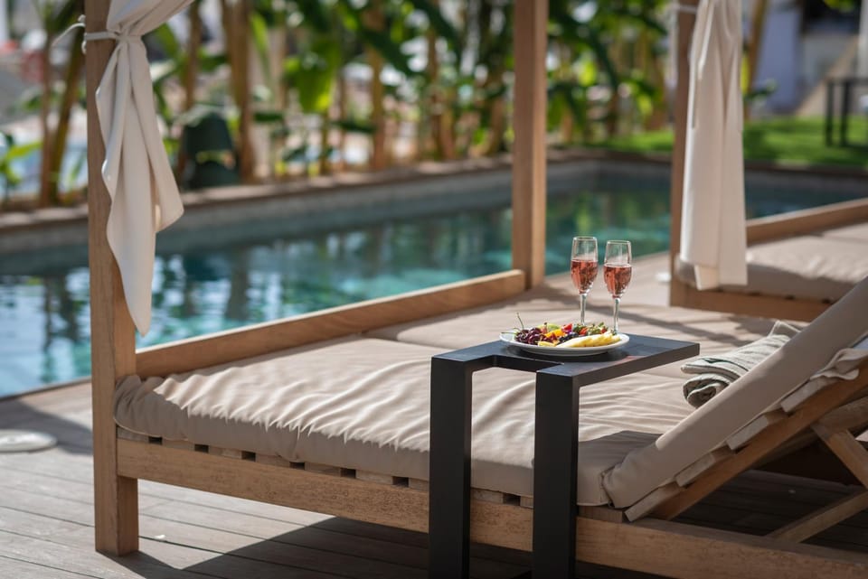 Swimming pool, Drinks, Alcoholic drinks, Non alcoholic drinks, sunbed