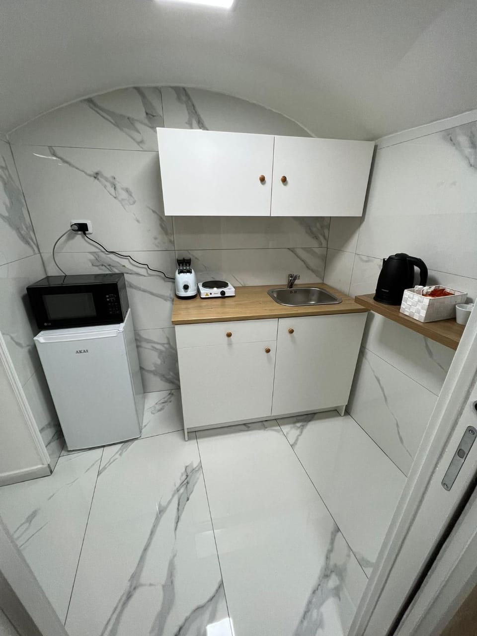 Kitchen or kitchenette, minibar, stove, toaster