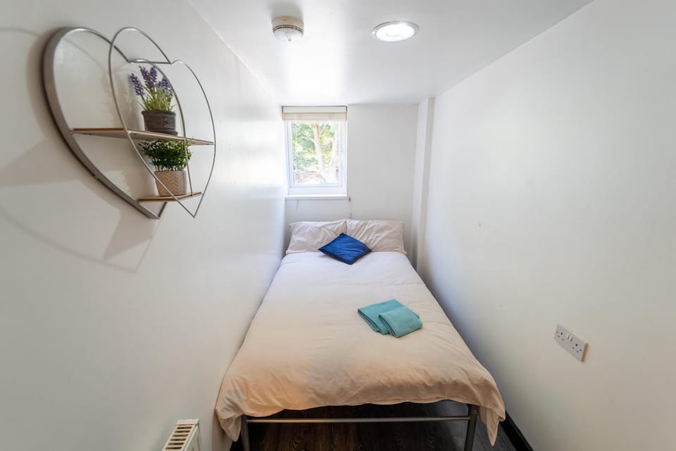 Bed, towels