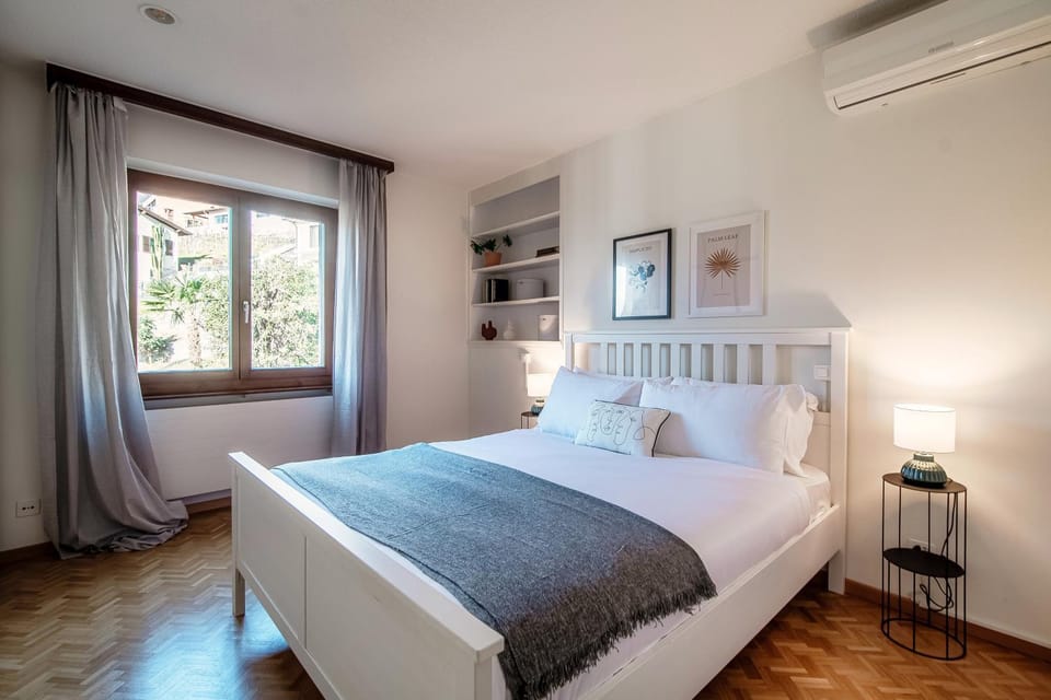 Bed, Photo of the whole room, Bedroom, air conditioner