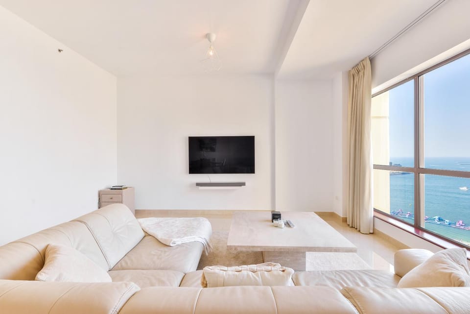 Communal lounge/ TV room, TV and multimedia, Living room, Photo of the whole room, Seating area, Evening entertainment, Evening entertainment, Sea view
