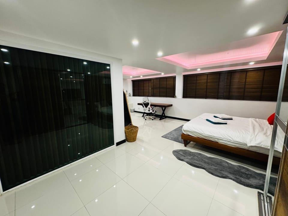 Bed, Photo of the whole room, Bedroom, towels