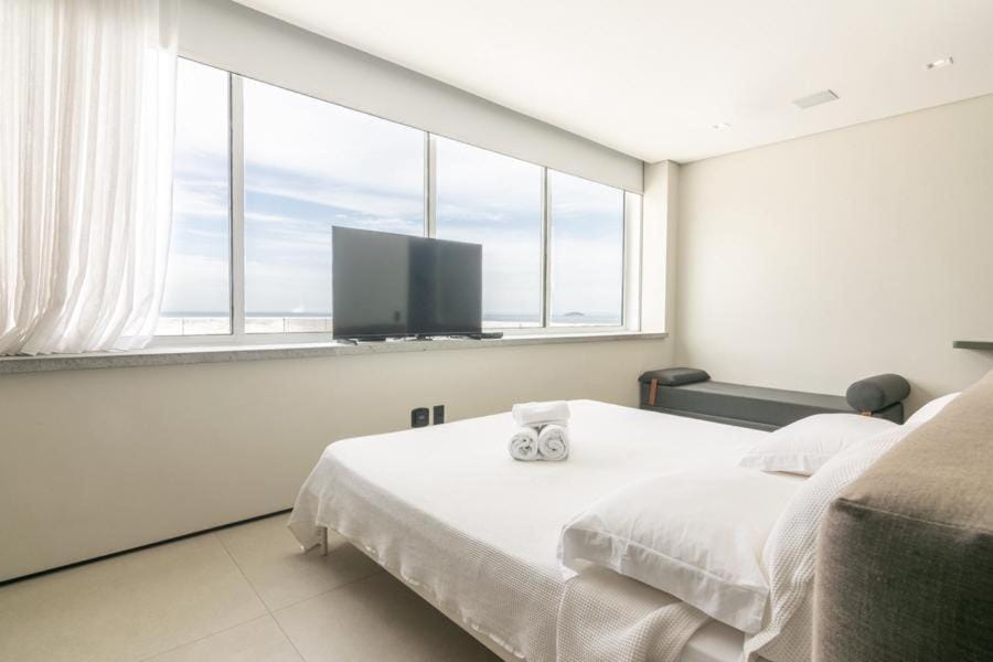 Bed, TV and multimedia, Photo of the whole room, Bedroom, towels