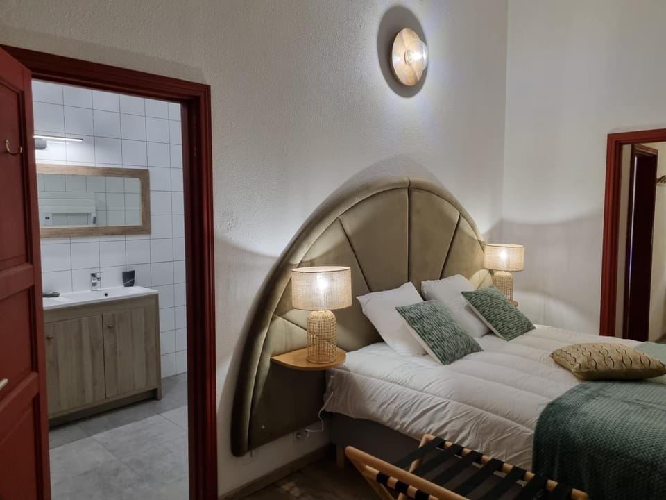 Toilet, Bed, Bathroom, Photo of the whole room, Bedroom, towels