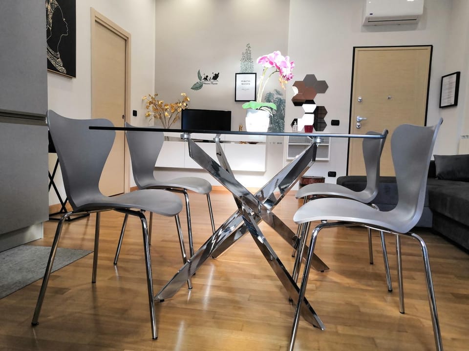 Kitchen or kitchenette, Seating area, Dining area