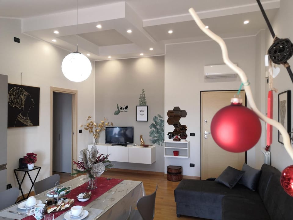 TV and multimedia, Kitchen or kitchenette, Living room, Seating area