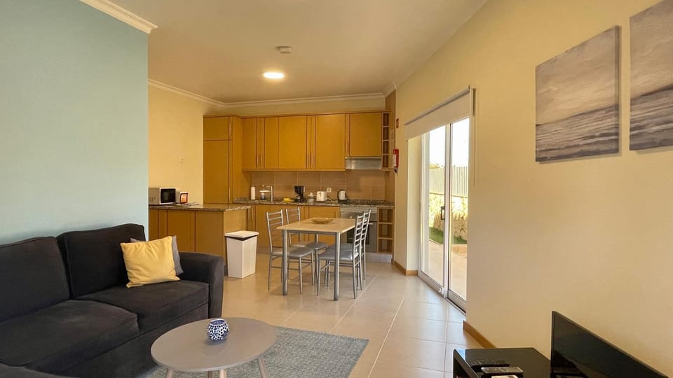 Kitchen or kitchenette, Living room, Dining area, minibar, pet friendly, stove