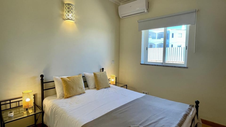 Bed, Bedroom, air conditioner