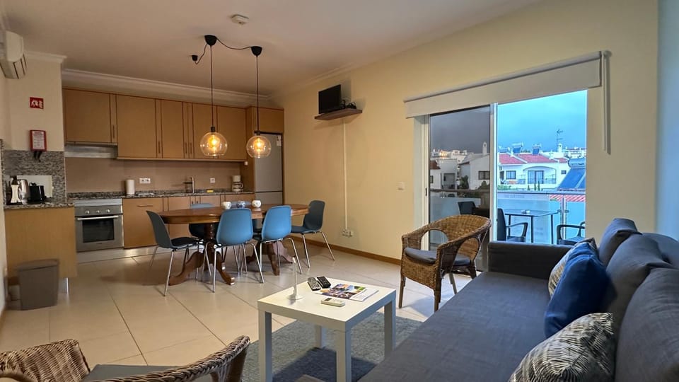 Dining area, kitchen