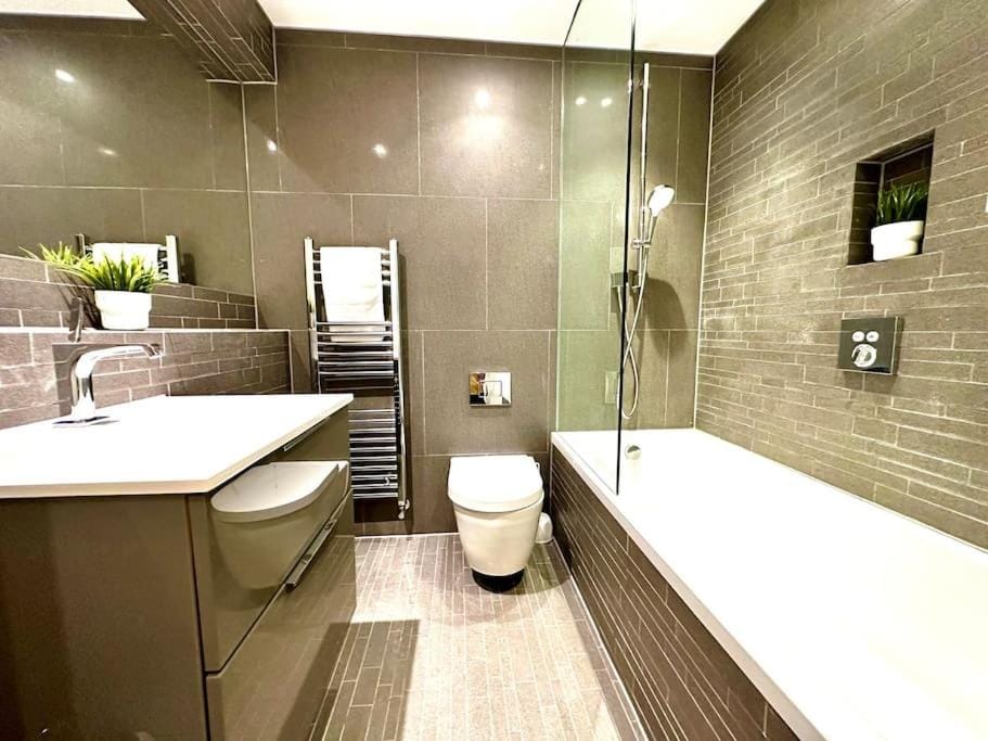 Stunning New 2 Bedroom Apartment - Next to the Beach - Great Location - FREE Parking - Fast WiFi - Smart TV - sleeps up to 4! Close to Purbeck, Corfe Castle, Sandbanks, Poole & Bournemouth Apartment in Swanage