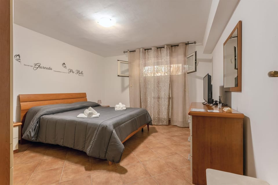 Bed, TV and multimedia, Photo of the whole room, hair dresser