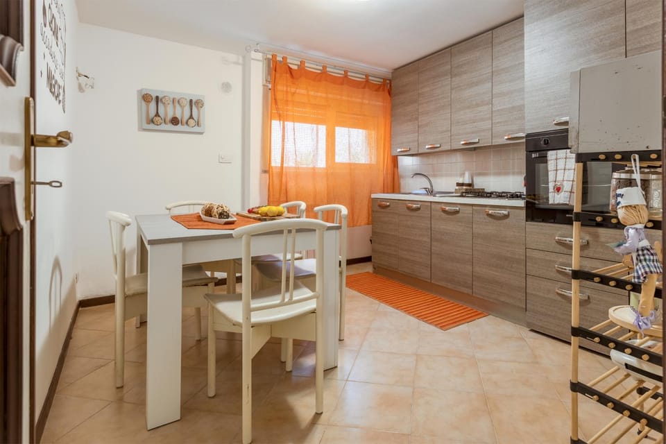 Kitchen or kitchenette, Food and drinks, Dining area, Food, pet friendly, stove