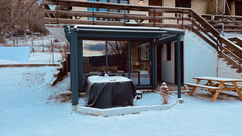 Patio, Hot Tub, Spa and wellness centre/facilities