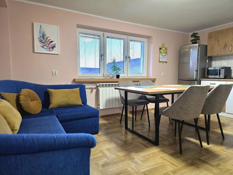 Kitchen or kitchenette, Seating area