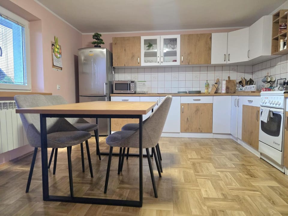 Kitchen or kitchenette, Dining area, oven