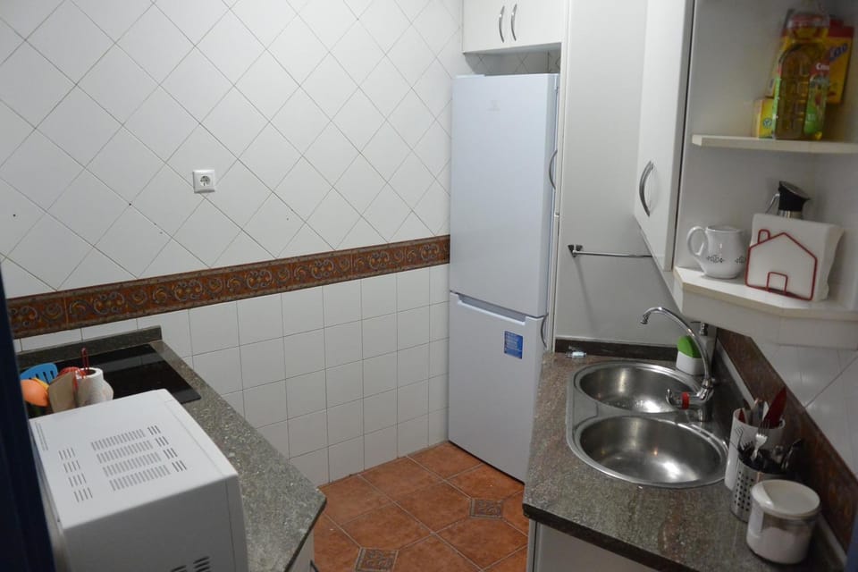 Kitchen or kitchenette, minibar, stove